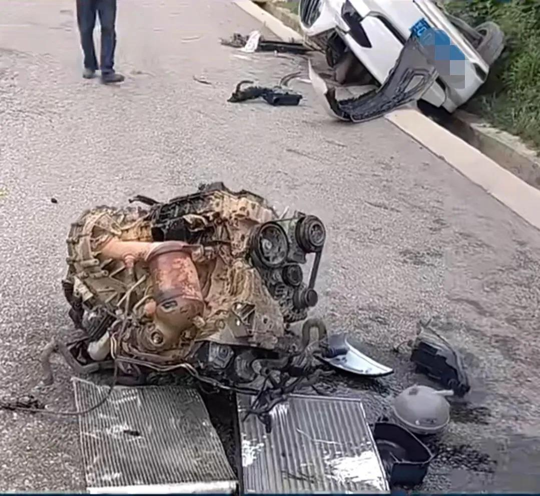 我也不知道这是哪个品牌的车，撞一下发动机飞出舱外，车轮离开车身，质量堪忧啊！
估