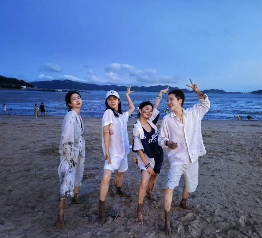 四个女星，加起来都150岁了，还学小孩子玩泥巴！李晟，黄英，江一燕，蒋一侨，四大