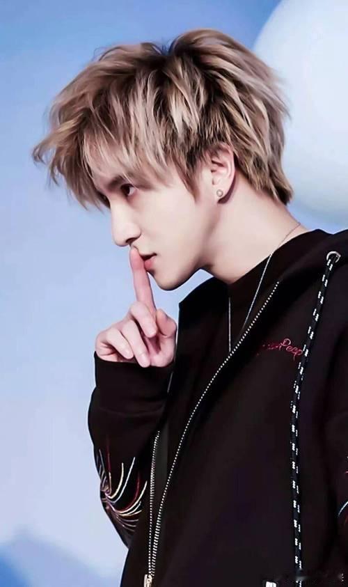 华语内地男歌手四大三小你认可吗？四大:张杰，李荣浩，薛之谦，许嵩。三小:周深，汪