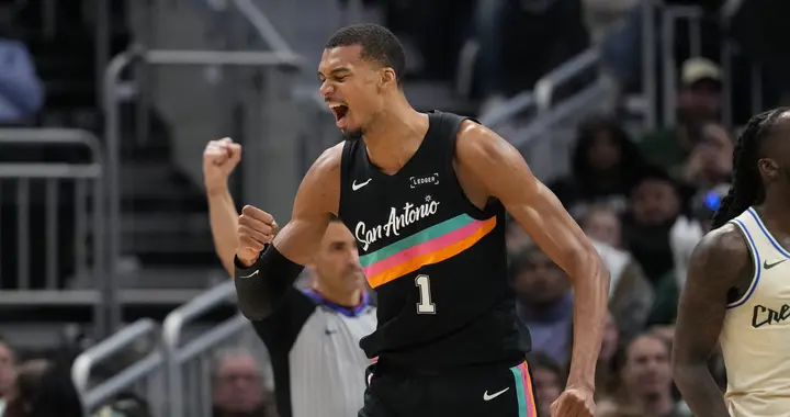 炸裂开局！文班亚马3分26秒狂砍11分 马刺打崩独行侠