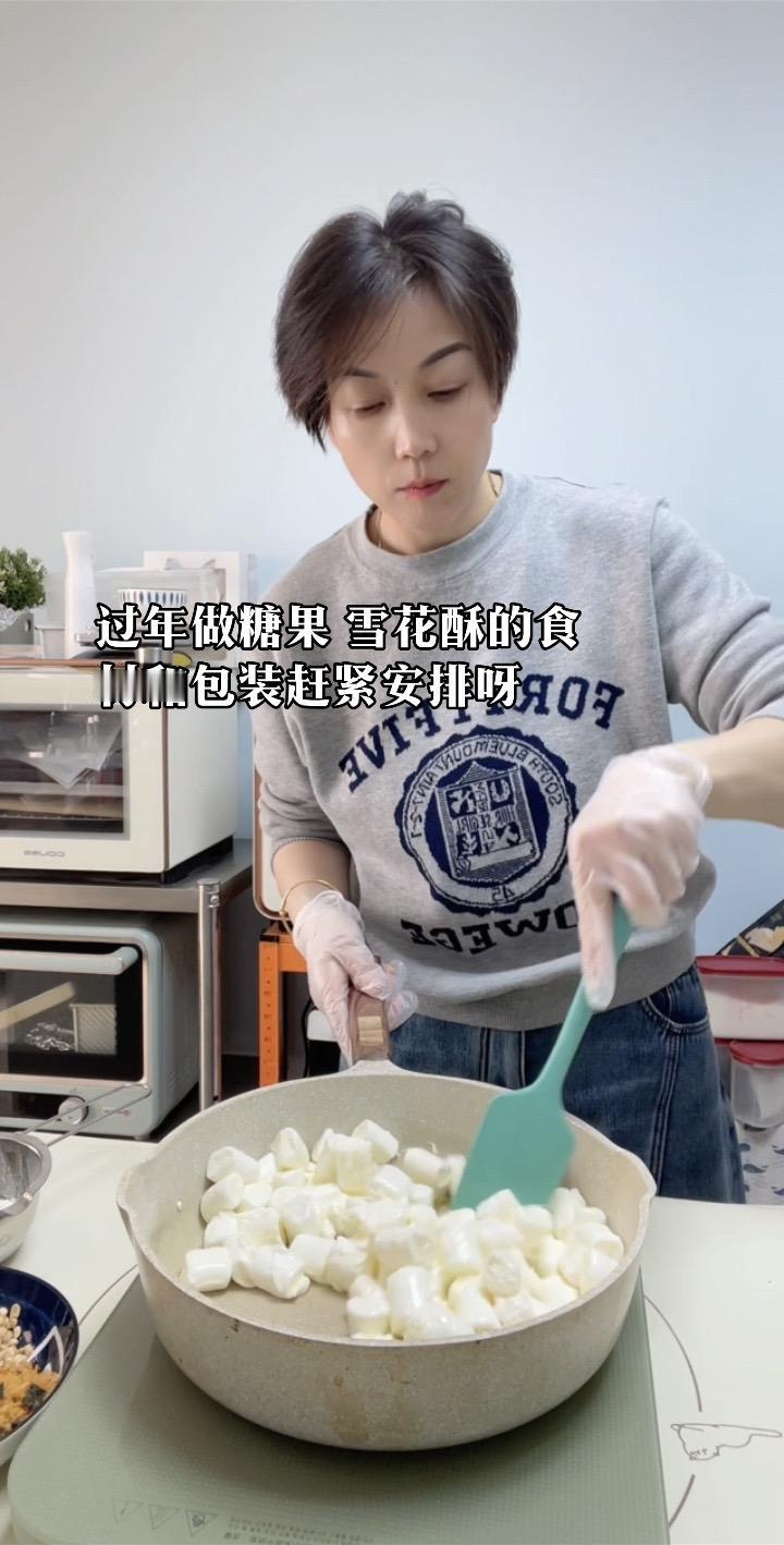 食材赶紧安排起来一起做雪花酥
