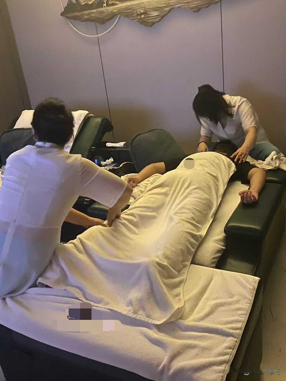 北京，一大爷在一按摩店让2名女技师为自己按摩后，突然感到身体不适，而后经送医抢救