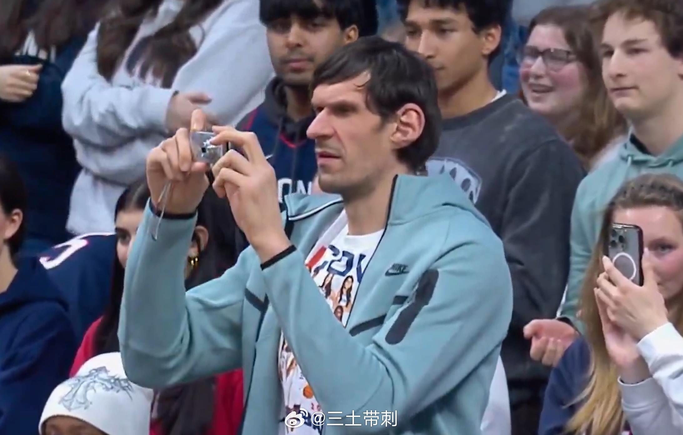 cba 哈哈，拿相机的你，拿相机的他！前广厦外援大博班现身康涅狄格大学比赛的看台