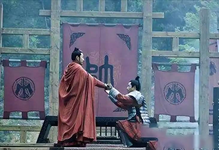 此二人不死，刘邦根本不敢动韩信，可惜这二个人全被韩信给杀了
公元前196年，长安