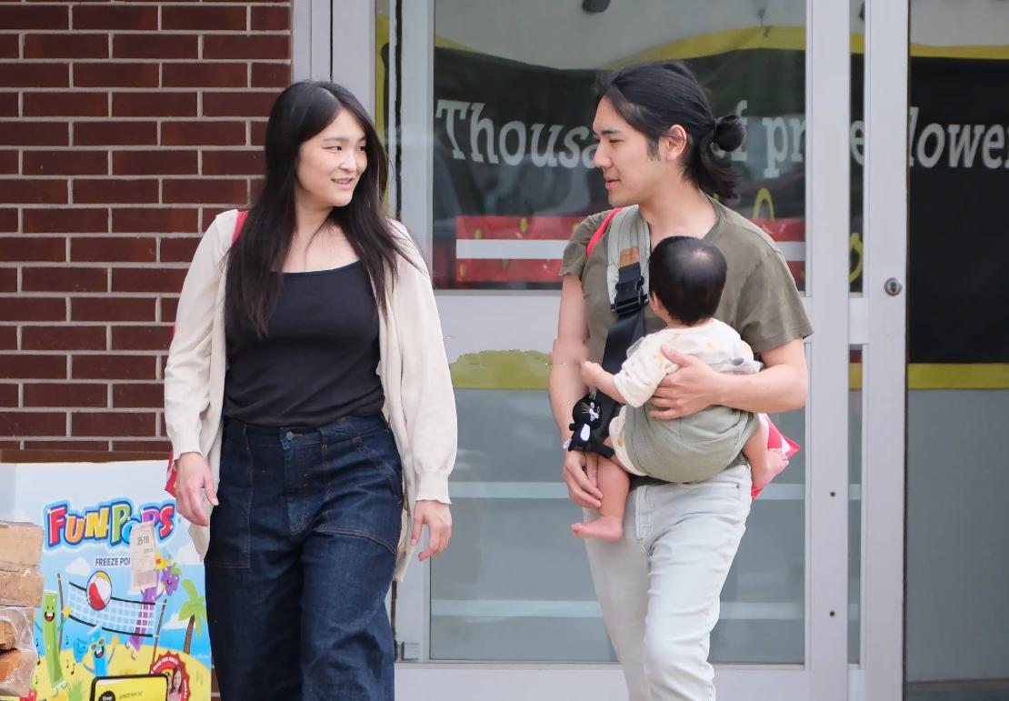 媒体拍到了真子一家三口逛街照！近日真子公主与老公小室圭抱娃外出，夫妻俩边走边聊天