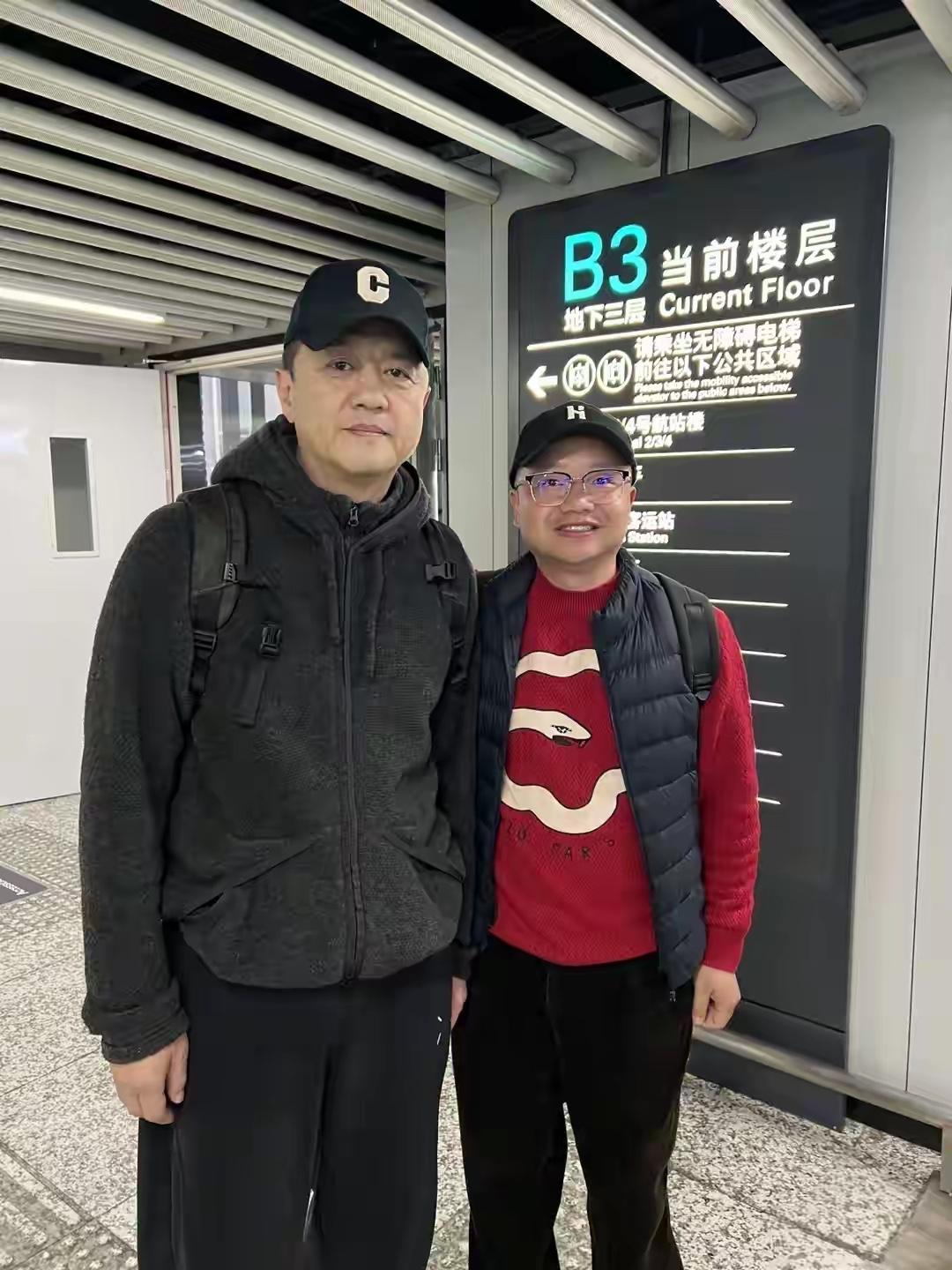 李亚鹏的帽子是什么牌子的？看上去像个字母