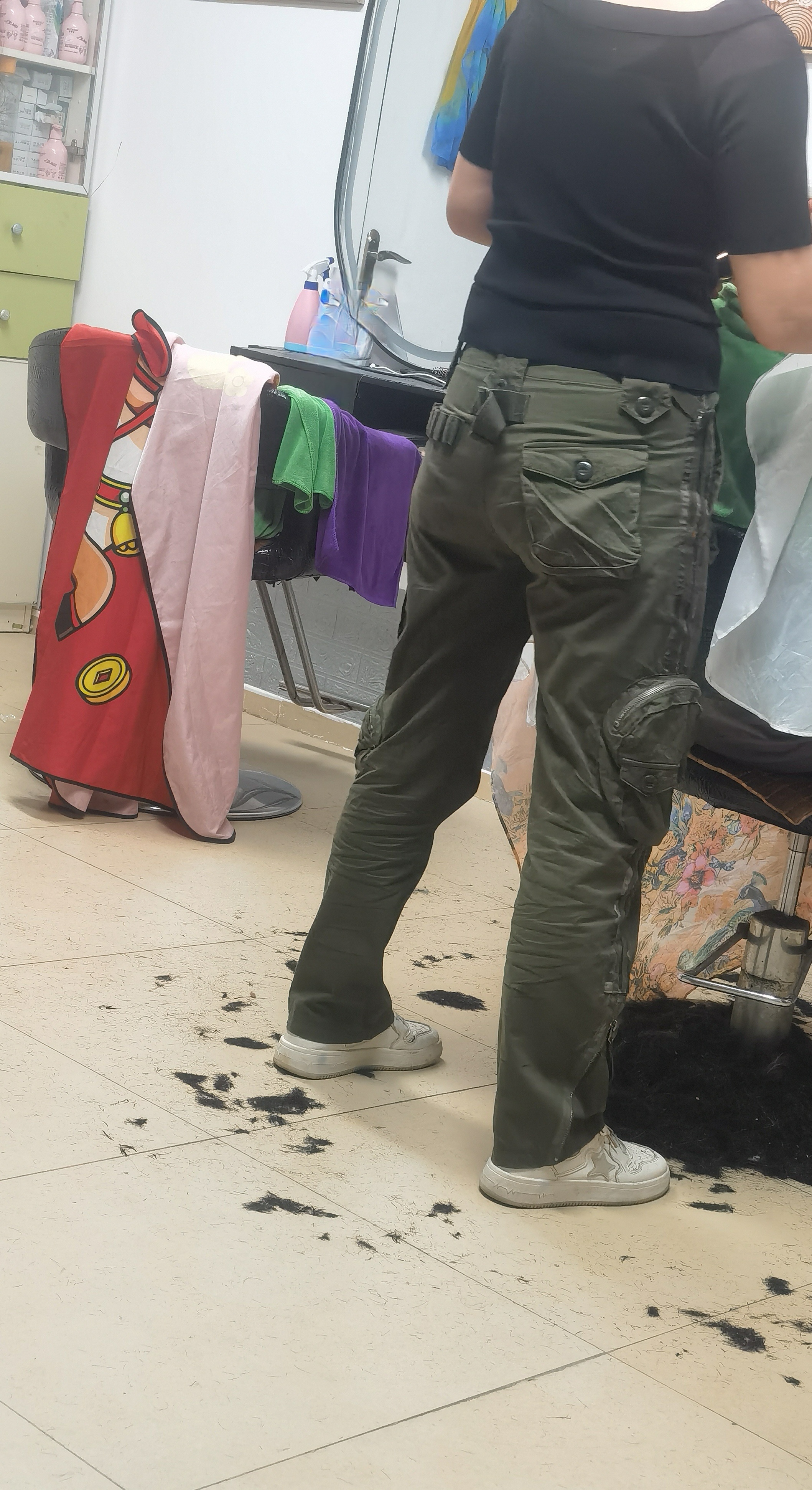 生活的模样 之前办了一张理发店会员卡，剪一次头发30块。自从我试着给自己剪头发，