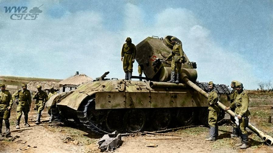 1943 年，德军 “堡垒行动” 结束后，苏联士兵正在检查一辆被击毁的德军 “黑