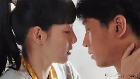 换了我是高加林，我也抵挡不住黄亚楠的进攻。
黄亚楠是校花，高门楣，是多少人的白月