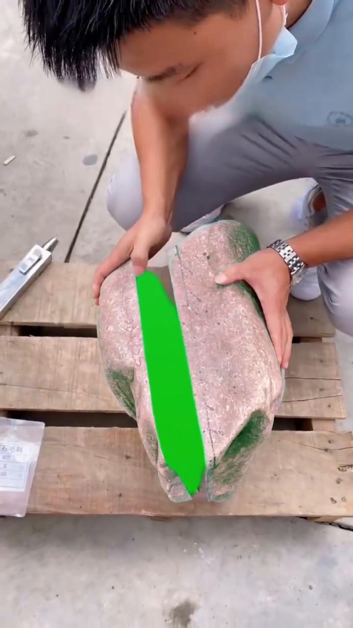 男子云南旅游时冲动66万买下原石，一刀切开世界安静了。
危险动作请勿模仿。