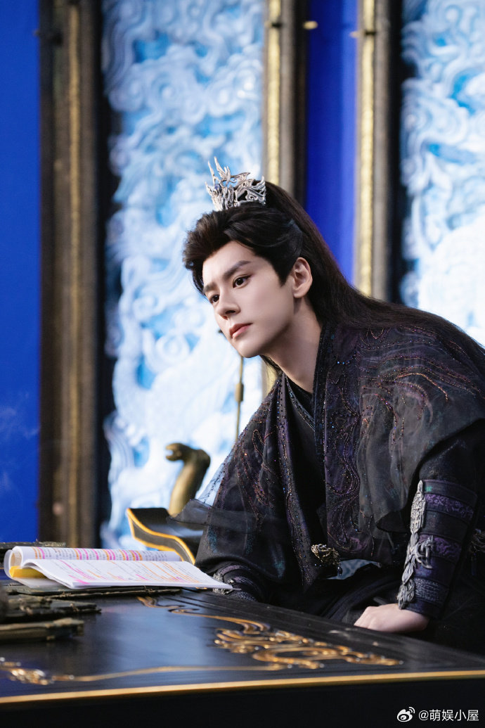 迪丽热巴魏哲鸣女总裁男特助贺思慕晏柯女总裁和男特助安全感拉满！她是归墟信仰，他是