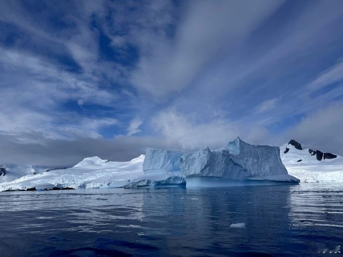 这才是顶级视觉盛宴！吴京镜头下的南极，雪白冰原延伸至天际，冰洞如水晶宫殿般璀璨，