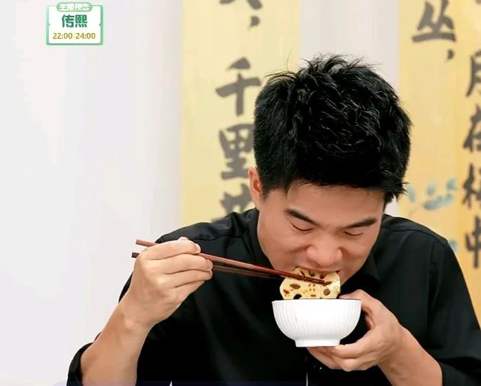昨晚董宇辉现身直播间蹭吃蹭喝四十分钟
人气飙升直接在线人数峰值突破15万
带货总