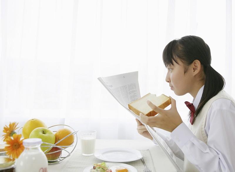 不吃早餐会不会影响健康?
相信绝大多数人都有不吃早餐的经历，要么是早上起不来赶时