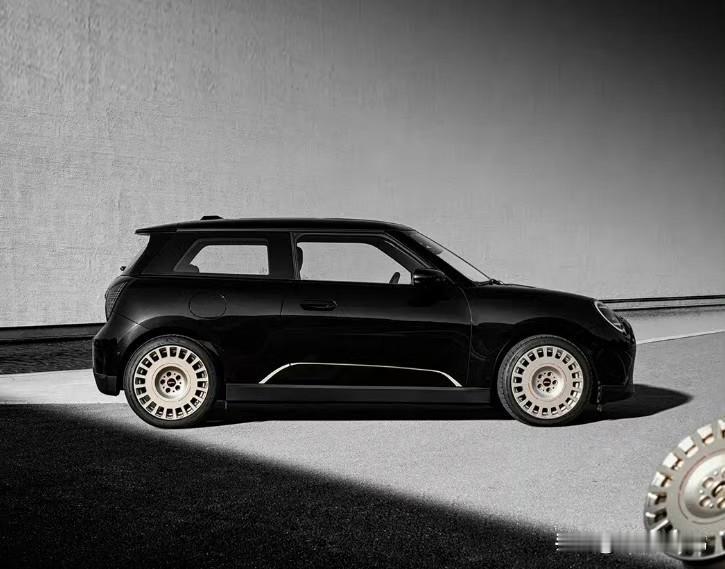 电动MINI COOPER这个黑色真的很有英伦范儿，看着酷酷的。不过这个子夜黑车