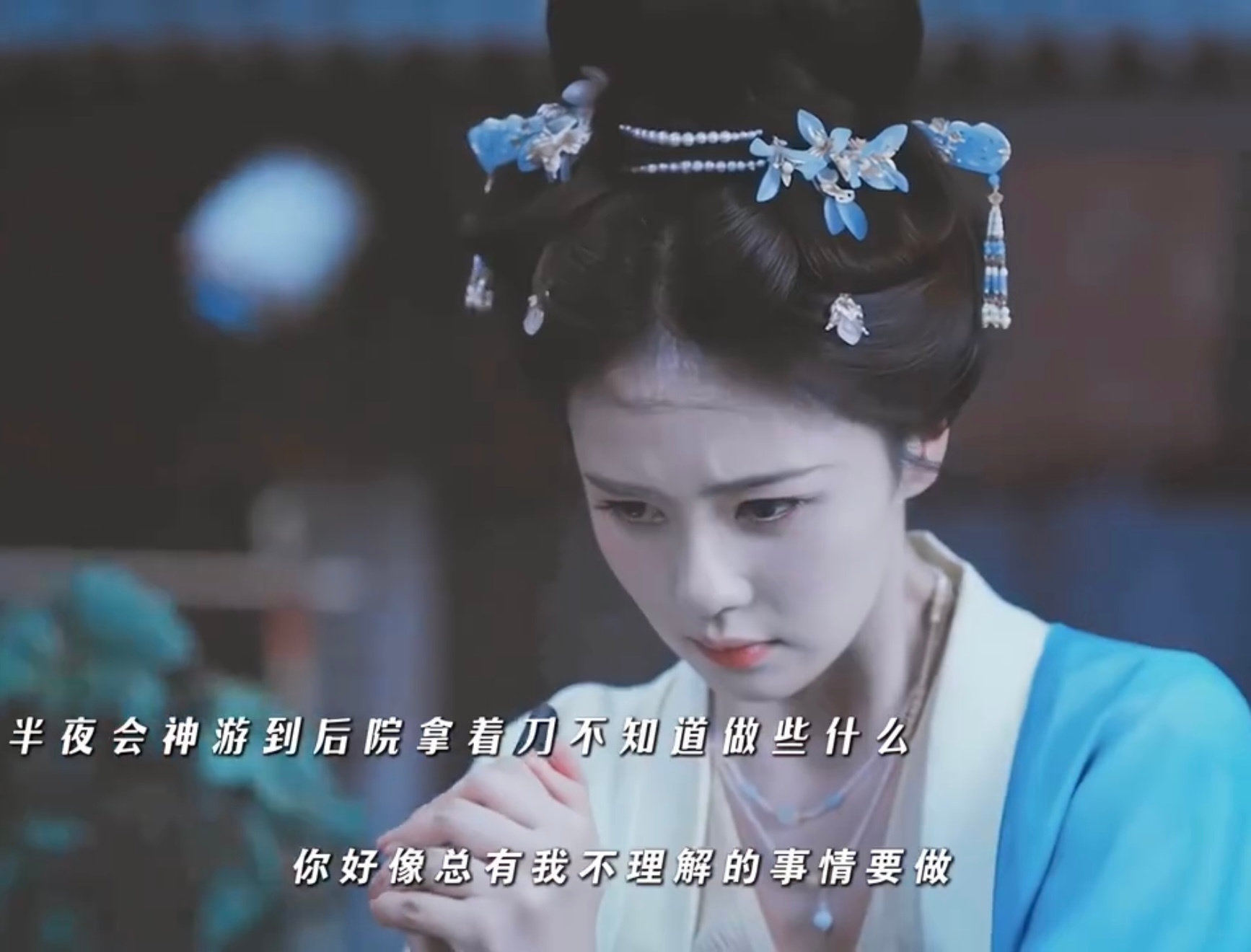 白鹿叶璃女鬼味快溢出来了 叶璃像一面碎了的镜子，每一片都映着不同的情绪——温柔、