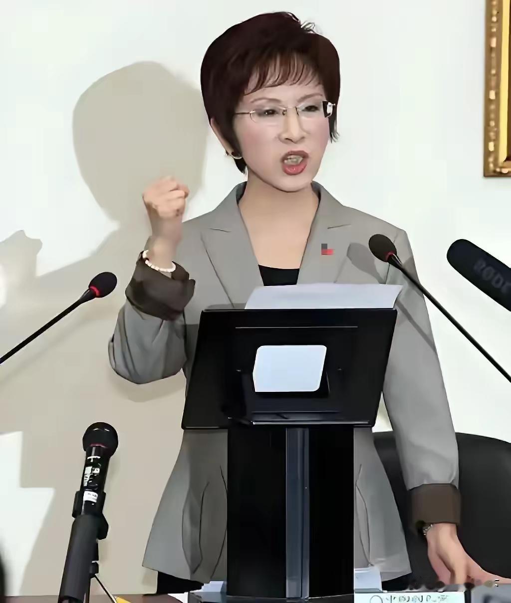 对于国民党主席的选举，洪秀柱表示，目前为止，她没有支持任何特定人选。
然而即便如
