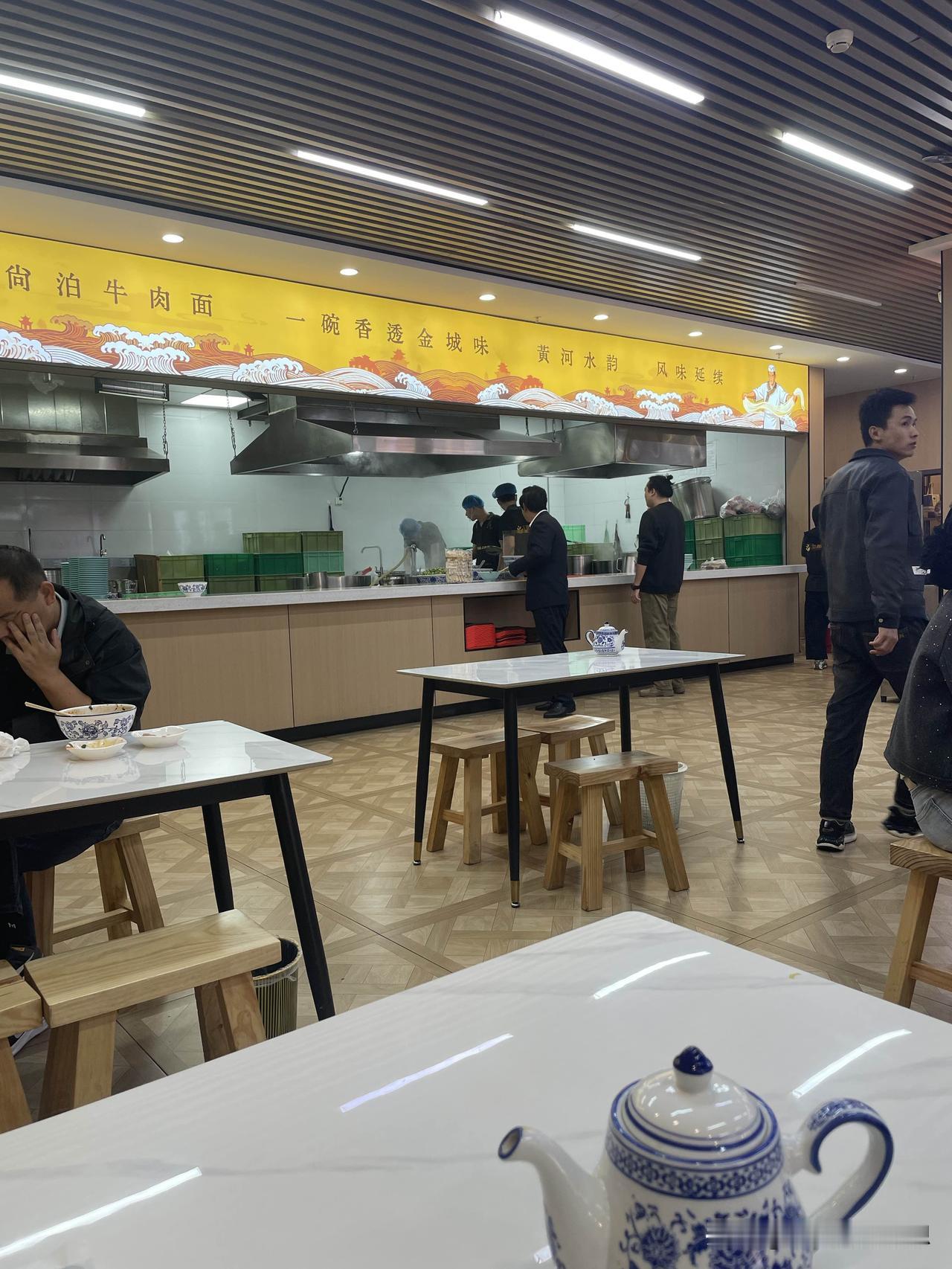 这次回来是第一次吃牛肉面，因为我回来的时候是七月份，天气太热一点也没有吃牛肉面的