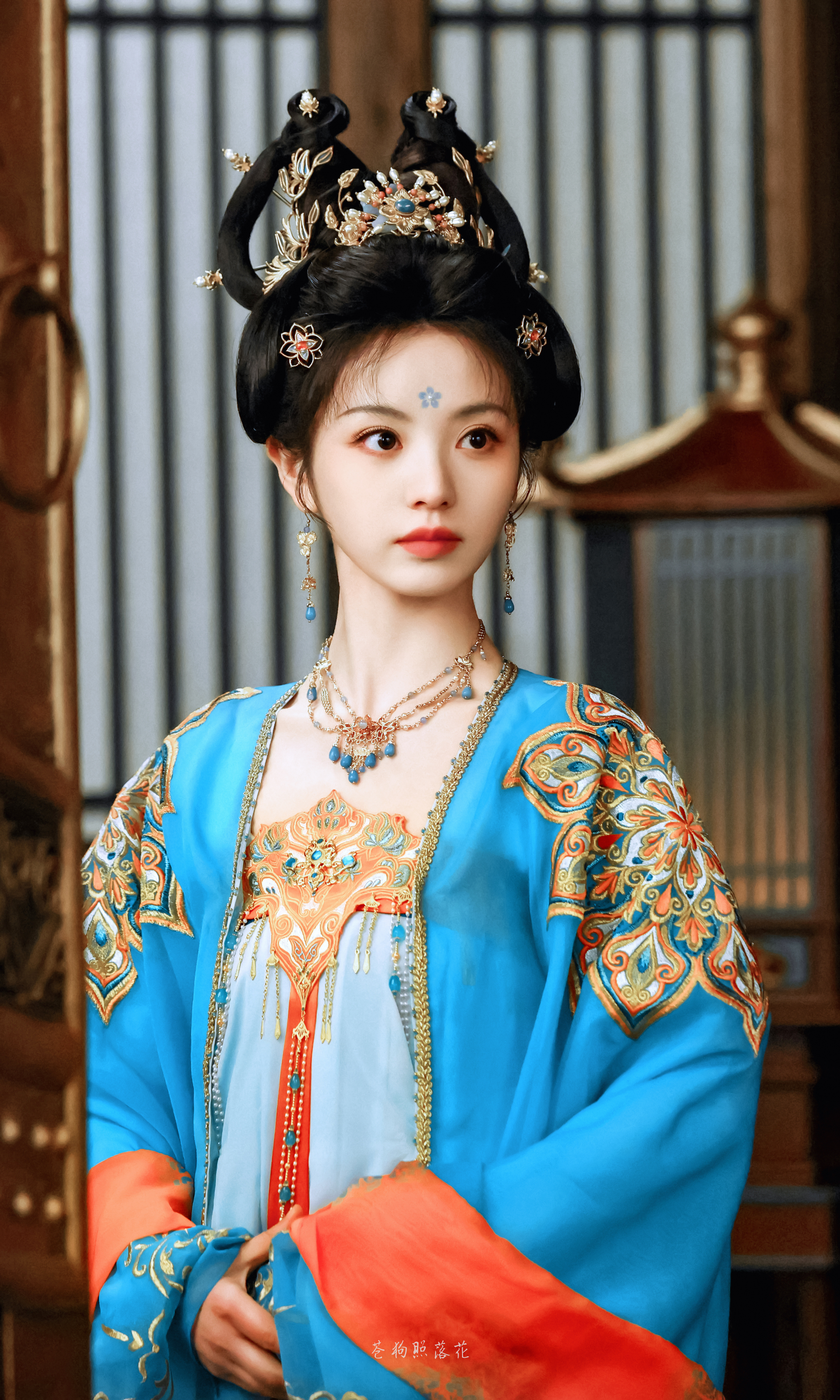 田曦薇 《子夜归》武祯☽ 壁纸-蓝衣小合集1️⃣双环髻+蓝衣（蓝黄）（盛装）2️