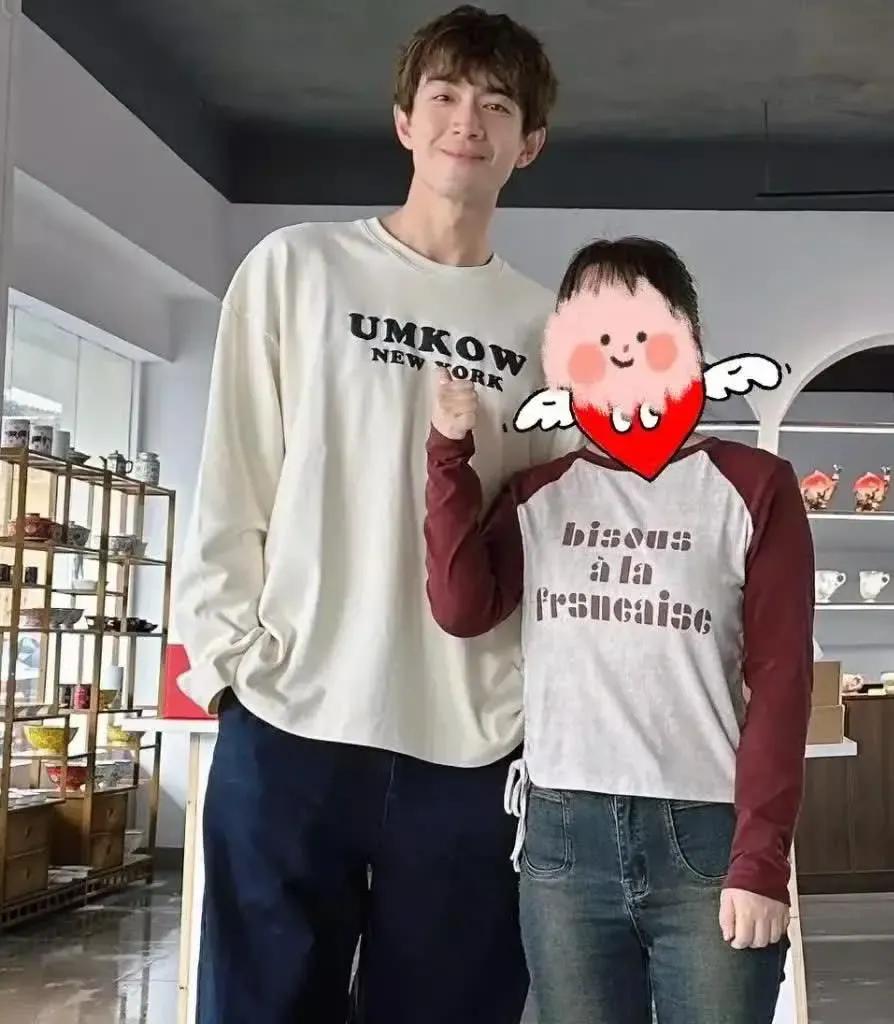 这也太夸张点了吧！

知道他个子高，没想到竟然会这么高！这张合照眼看着他的头就要