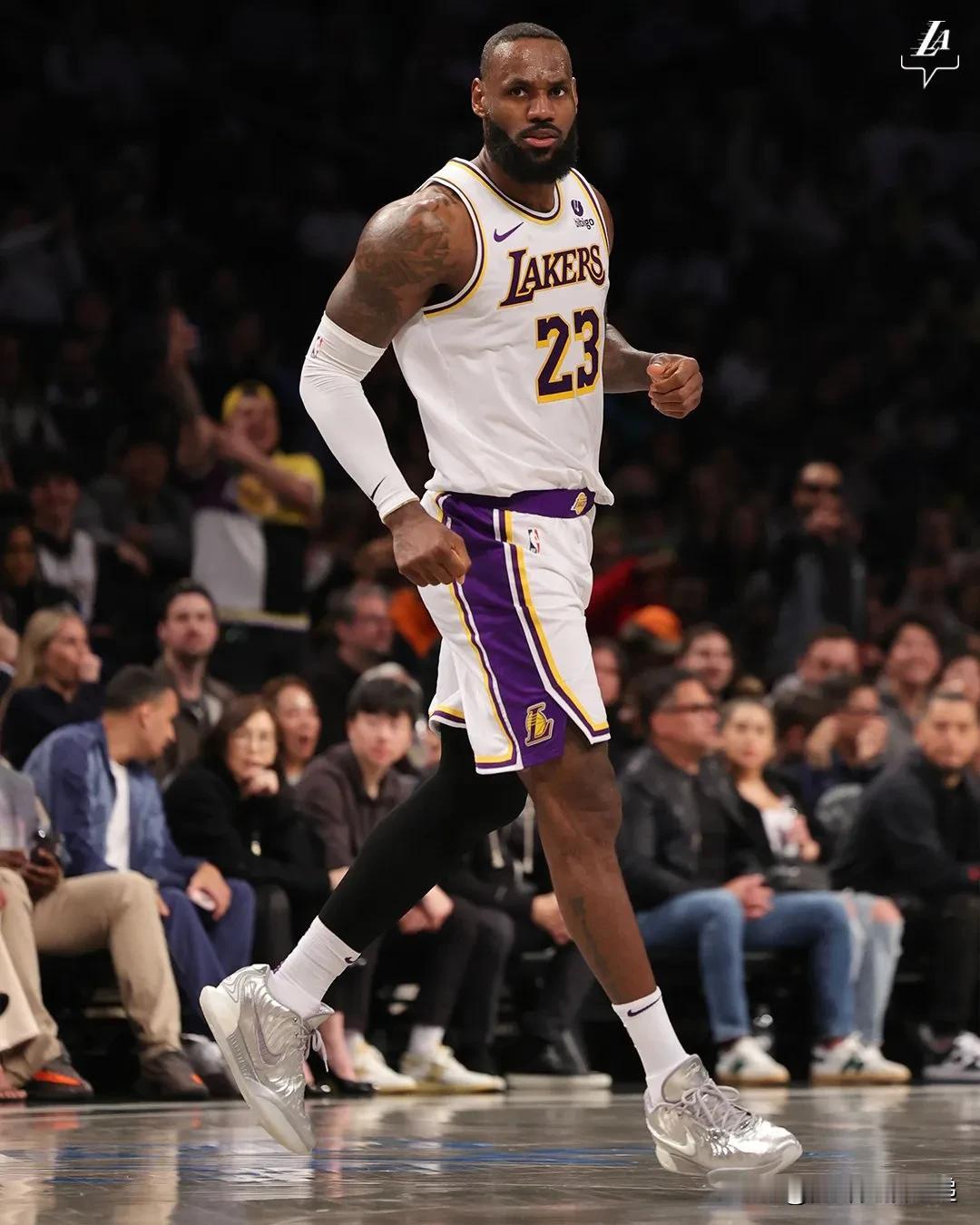 勒布朗在湖人队各个赛季的表现：

第一年 — 27/9/8，命中率 51/34/