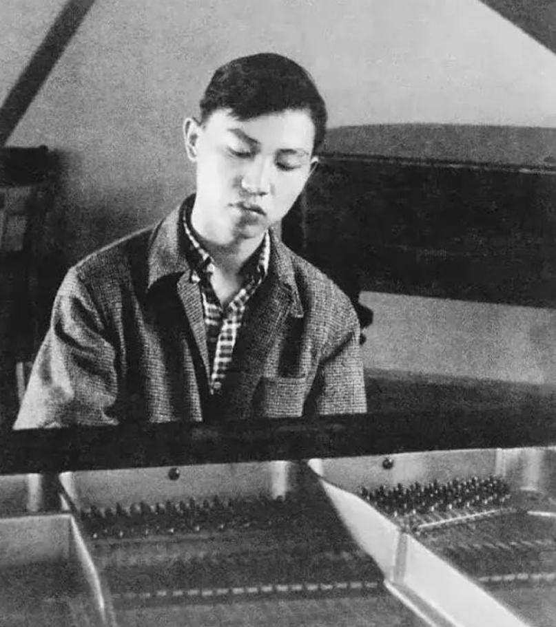 2020年12月28日，著名钢琴家傅聪在英国因感染新冠而去世。他曾不顾父亲傅雷的