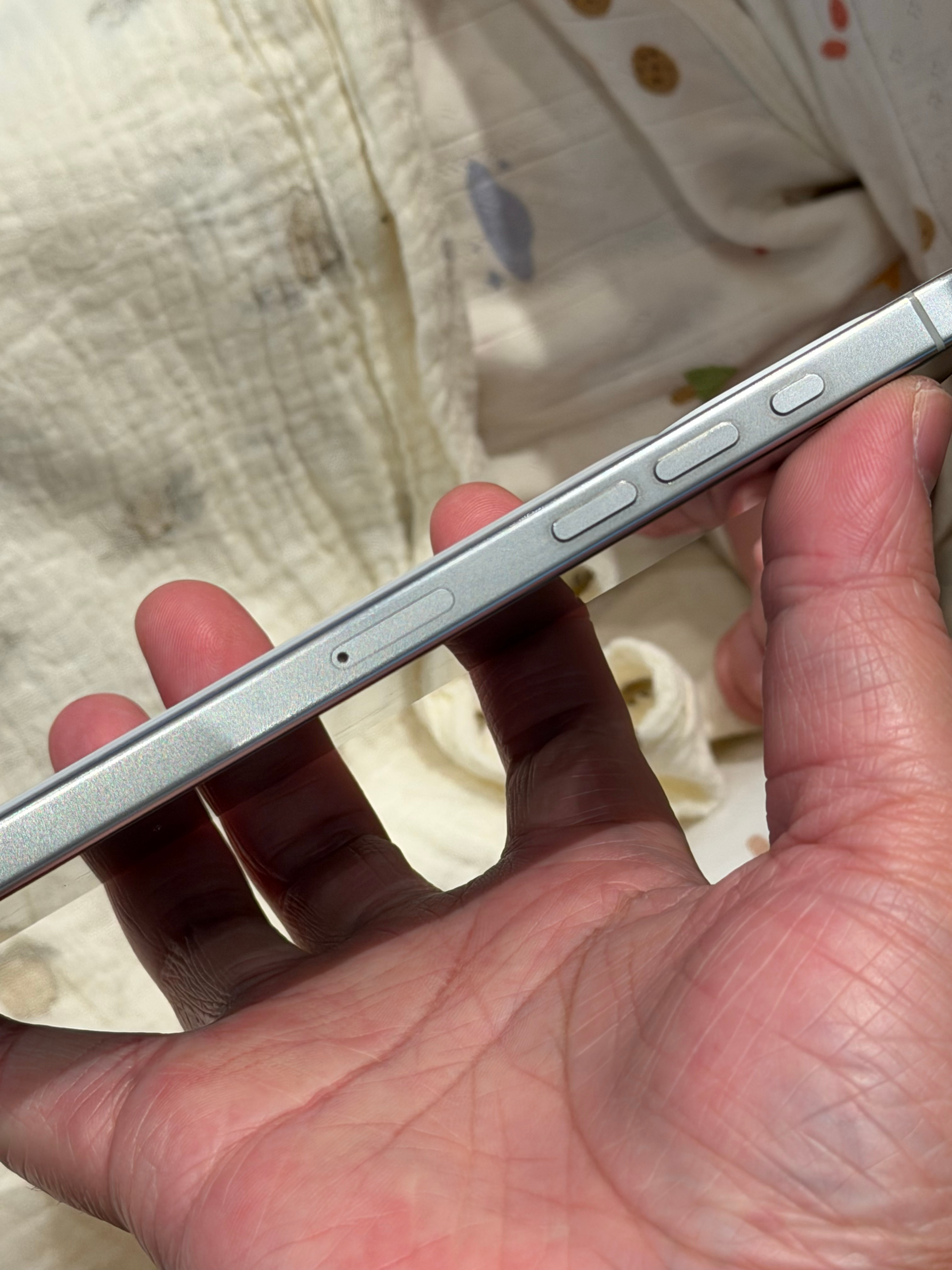看看我这个半裸着用了半年多的 iPhone16ProMax，边框还蛮新的，摔过磕