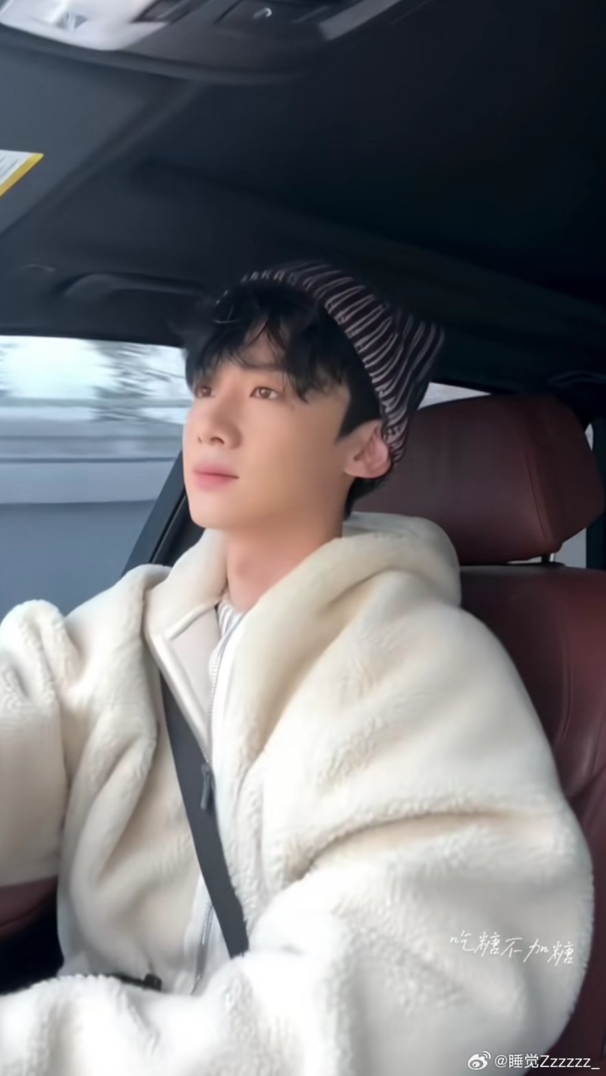 #白敬亭[超话]# 车内视角，如果这个镜头能拍到他手打方向盘的话我都不敢想会有多