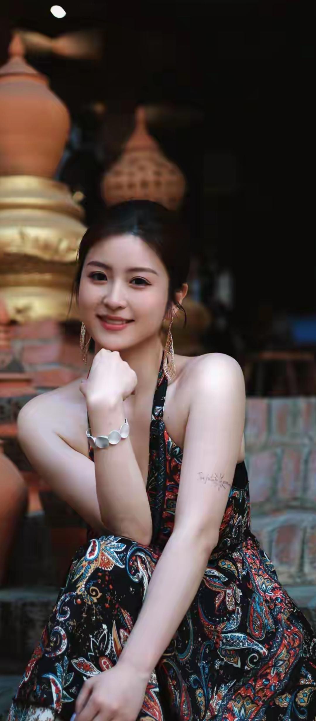 花间美人笑，玉腕轻扶妆。