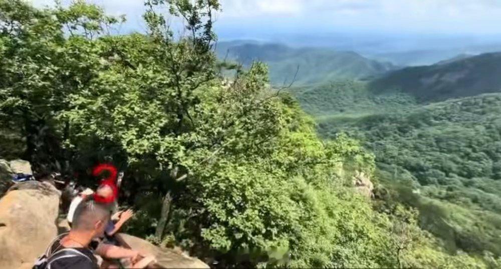 一名51岁的男游客爬到老牛背景点时，坐在山路护栏上，因没找好重心后仰坠崖，他的妻