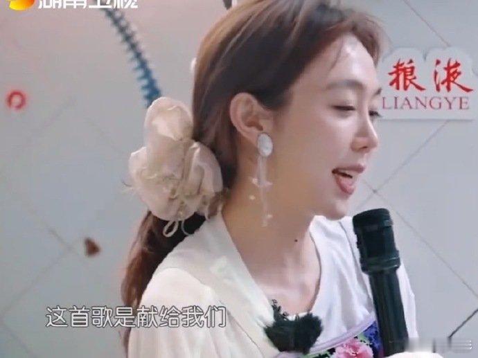 姜妍[超话]论姜妍如何优雅地夺笋姜妍玩黄晓明梗舞到正主面前中餐厅 被姜妍的玩梗笑