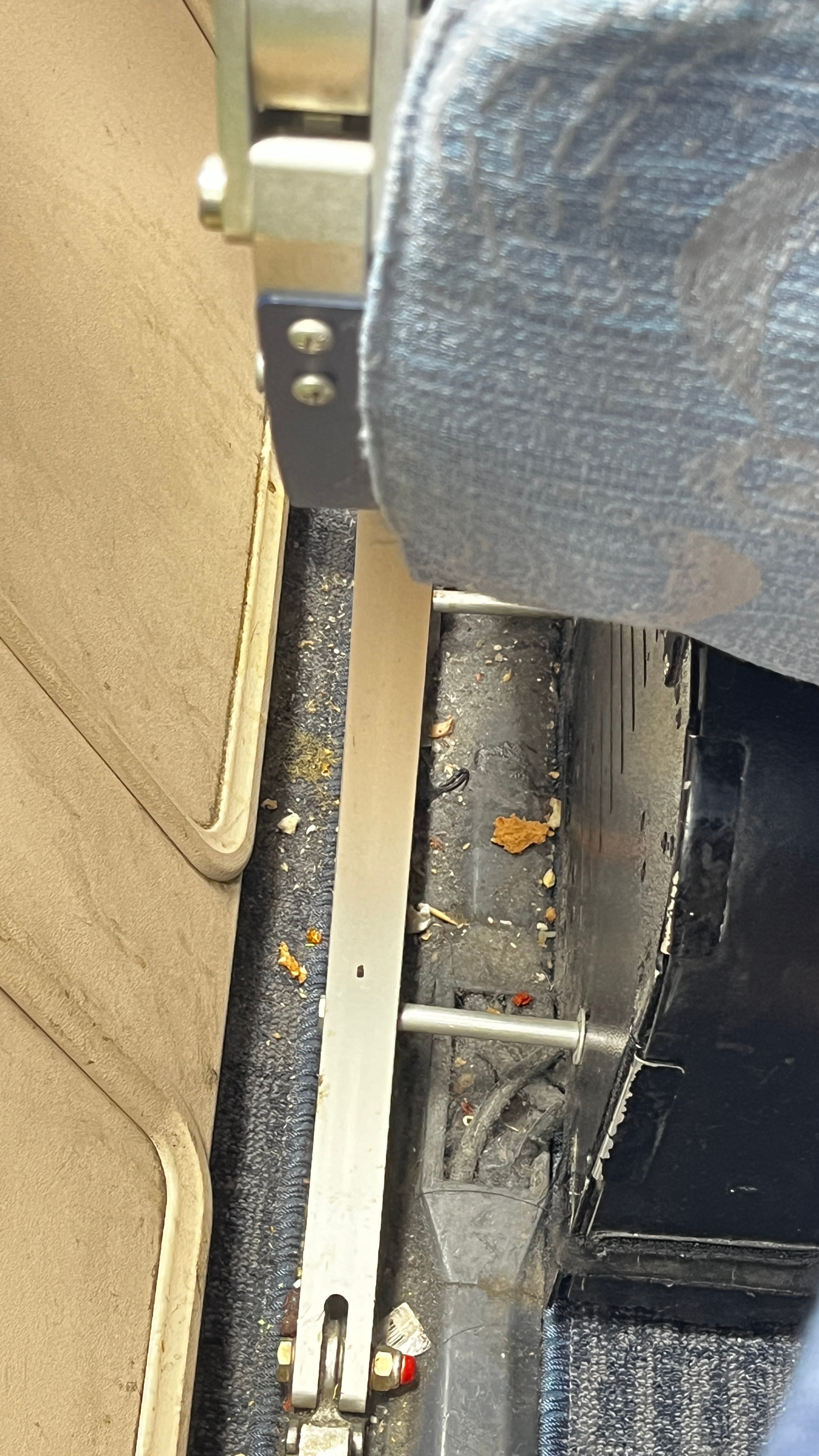 飞机都是多久深度打扫一次？有朋友知道吗？[傻眼]看座椅侧面缝隙里还是挺脏的#飞机