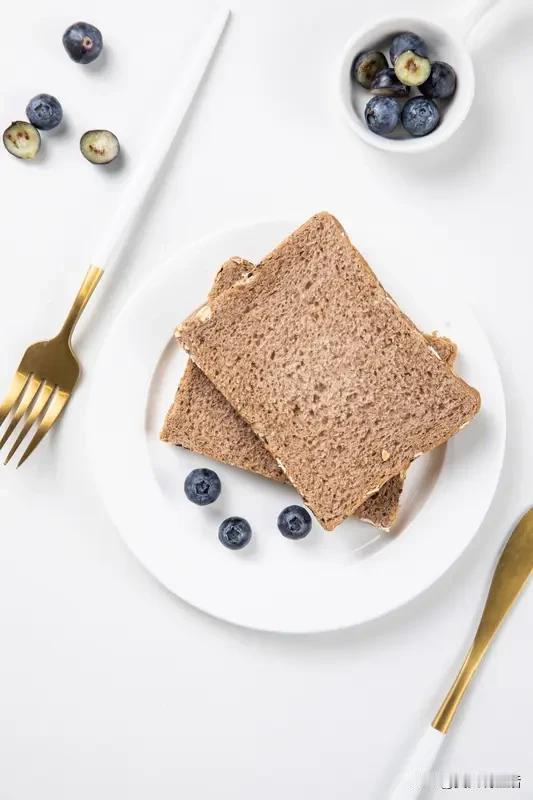 午后阳光斜斜地落在厨房，铸铁锅滋滋作响，切好的肥牛卷裹着洋葱和青椒翻滚，淋上一勺