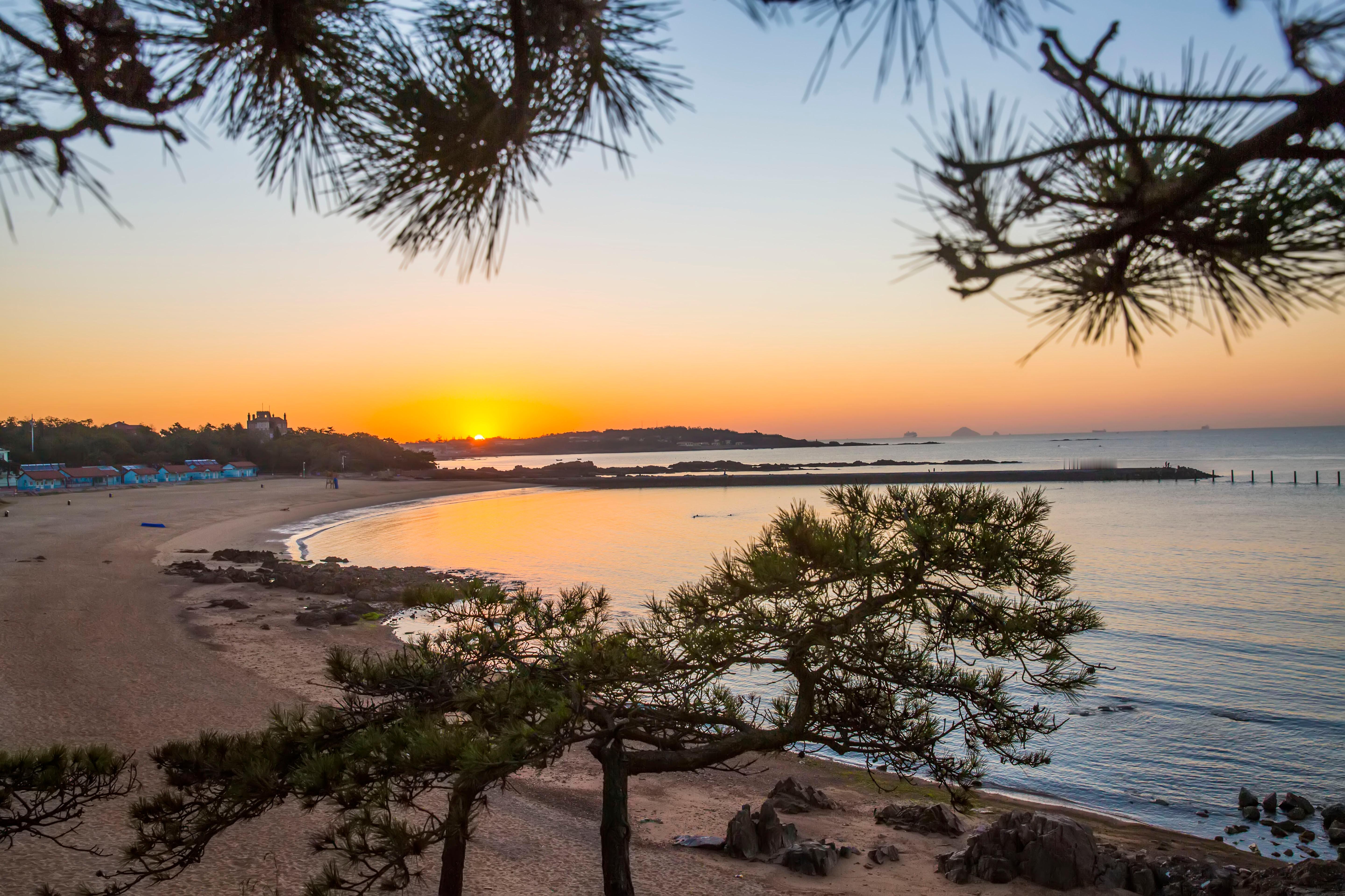 #青岛是被夏天忘了吗# 有一种美叫作青岛的夏天，有山有海，海鲜丰富，盛夏时分，可