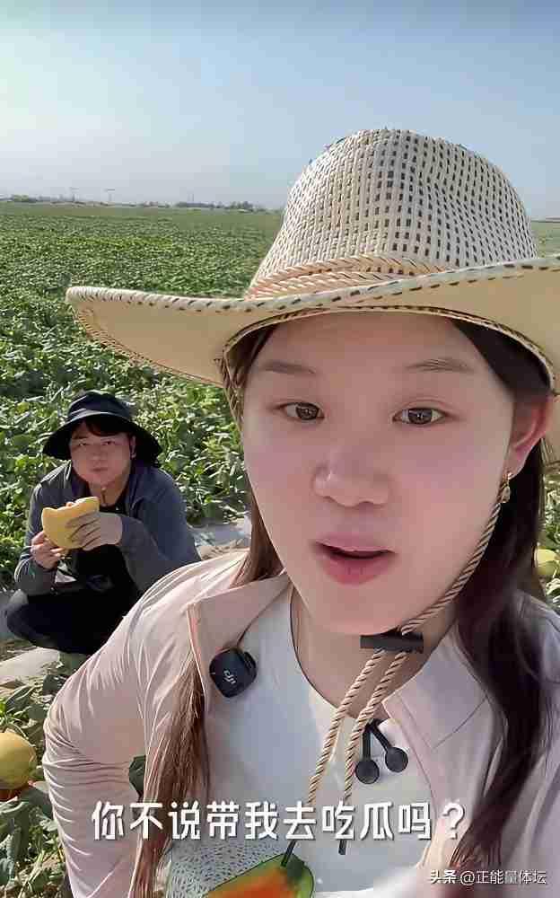 全进华这波操作，是真把“分寸感”玩明白了。
 
你看他跟张家齐站一块，永远保持半
