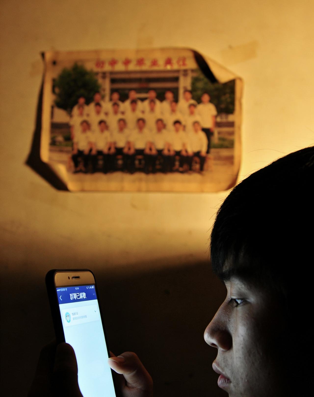 那个说“永远不散”的同学群，终于被解散了

手机震了一下，好久没动静的QQ图标上