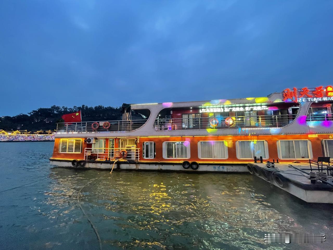 嘉陵江在广元这一段，白日里是沉静的碧绿，入了夜，从江的两岸，一层一层，幽幽地亮起