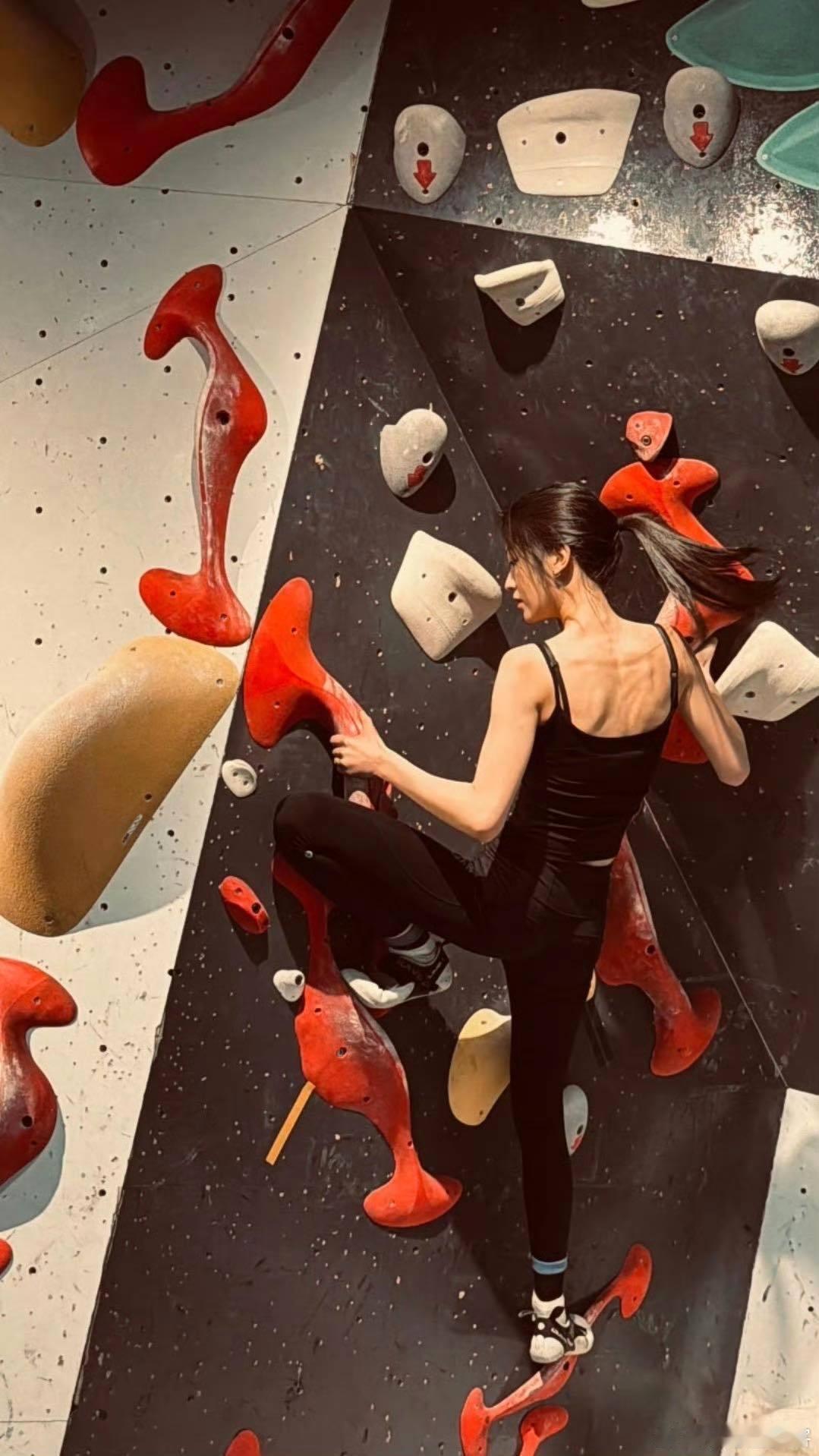 向涵之肌肉线条 谁懂啊！向涵之的肌肉线条也太绝了，流畅又好看，力量感和美感兼具，