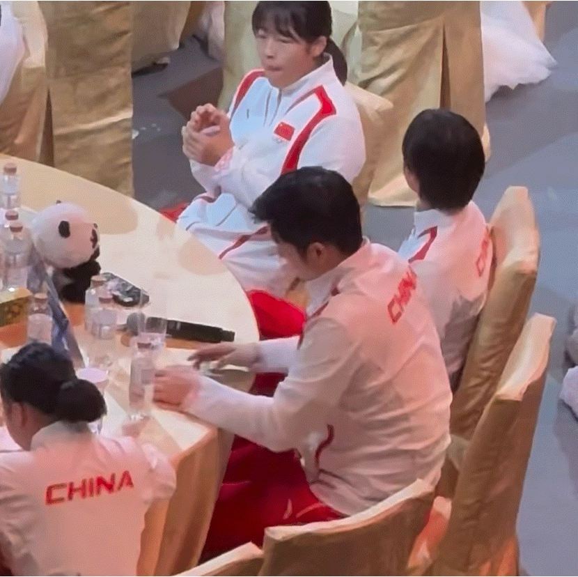 是手机先主动的 