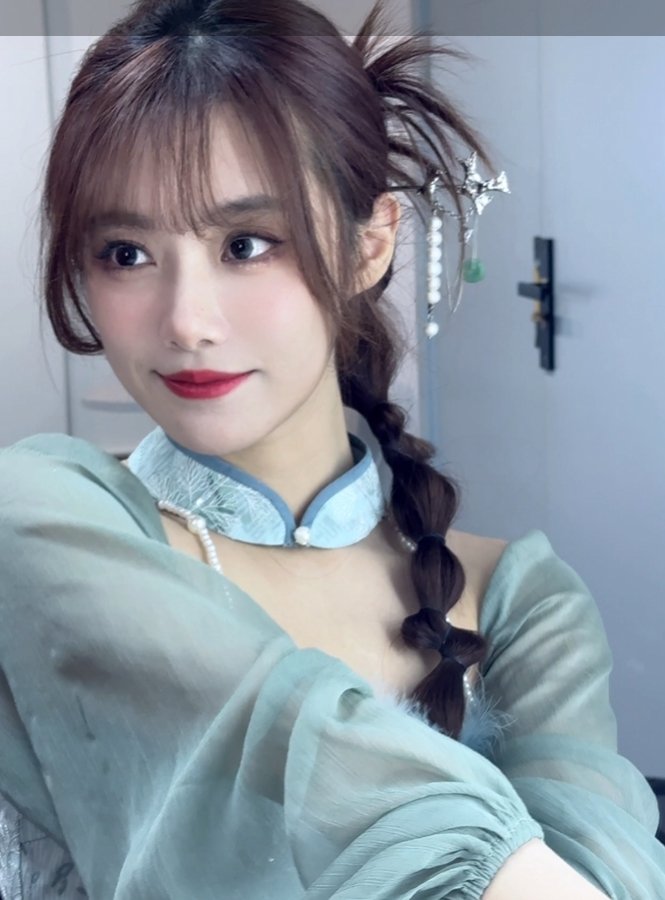 Rookie落泪~主持小钰晒照：出差五天终于回家咯#英雄联盟# #英雄联盟s14
