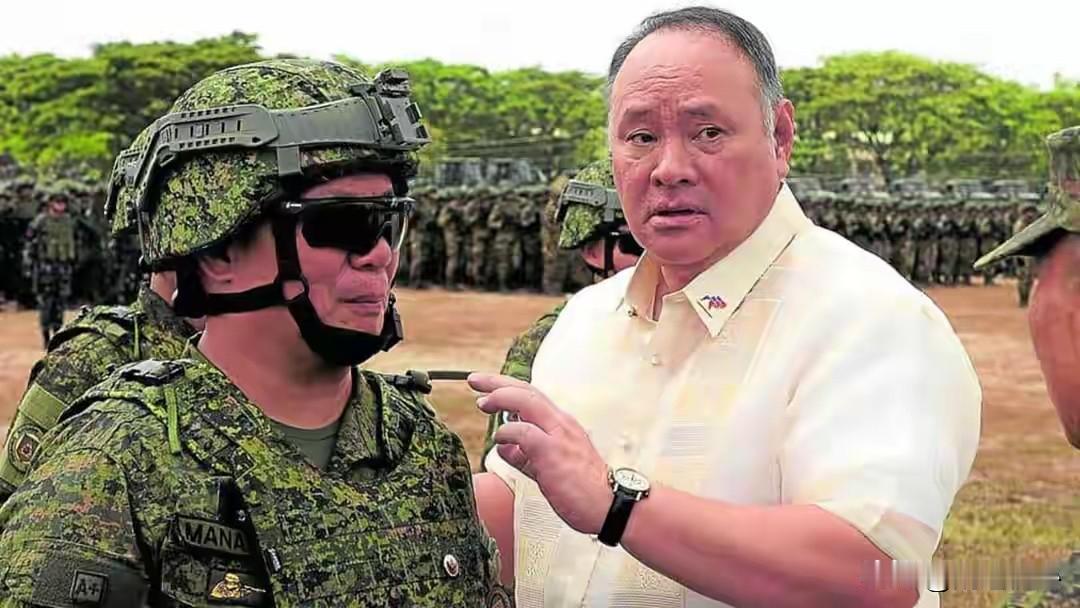 士兵：他们射洲际导弹了呀！
长官：全世界都在谴责！
士兵：他们这是在向谁展示武力