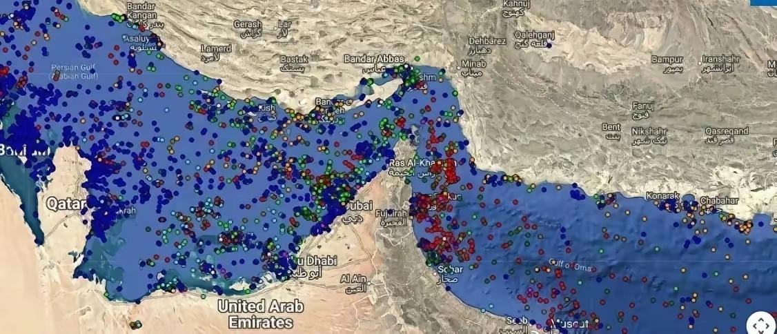 霍尔木兹海峡关闭，停泊的油轮，密密麻麻，石油运不出去，或者只能绕道而行，必然加剧