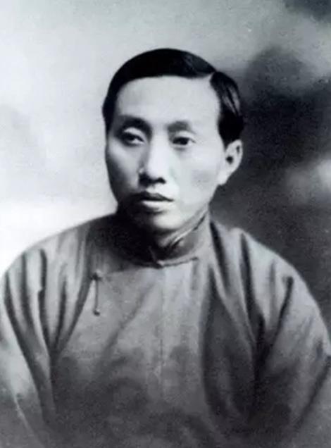 他1920 年参加上海共产主义小组，早期党员；1923 年脱党；1957 年重新