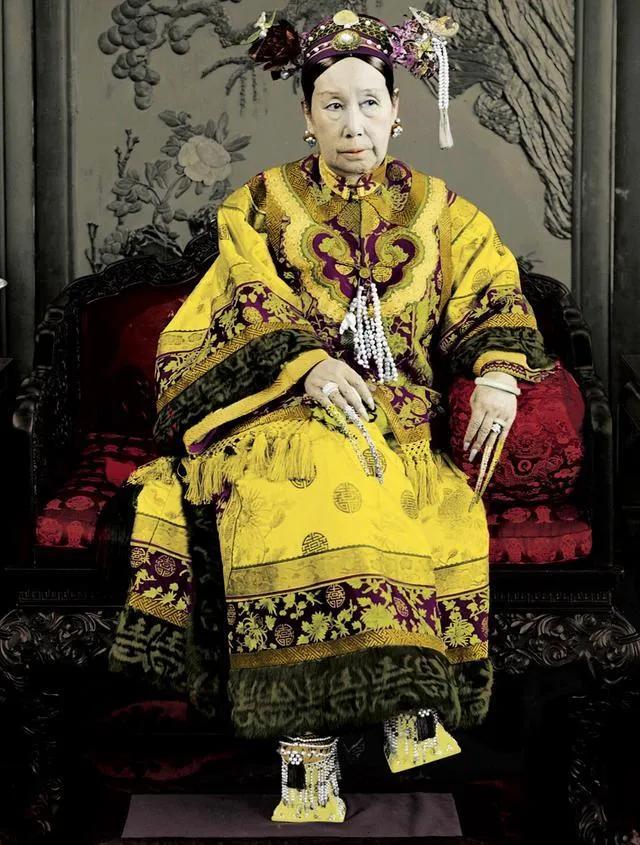 1901年，慈禧太后迎来了自己的66大寿，袁世凯不惜花费白银10000两买了一辆