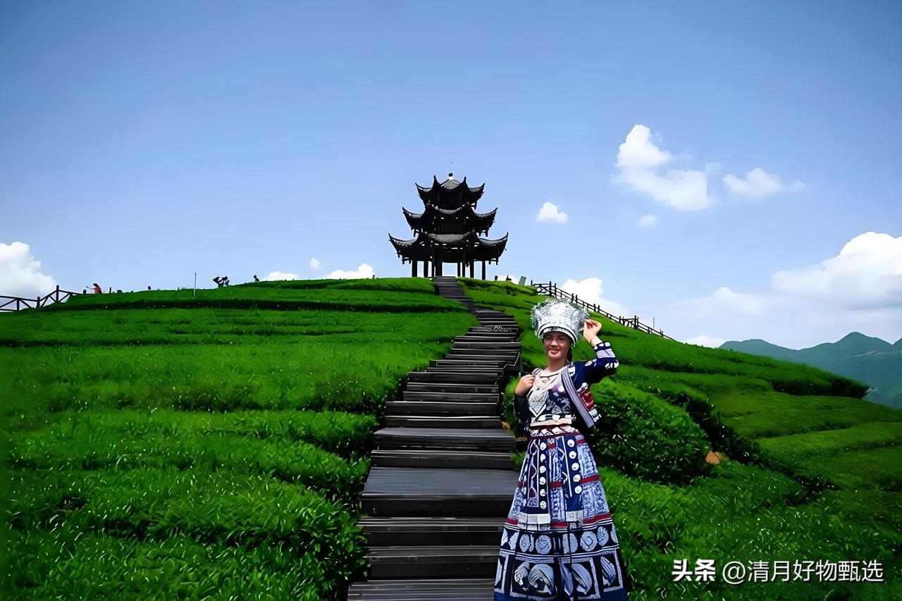 当然可以！下面是一段描写到民族地区游玩一天的美好景致和愉快心情的文字：

清晨，