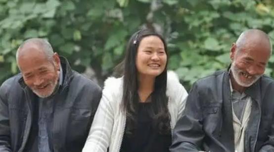 父母不要她，光棍兄弟却视若珍宝！30年后，这个叫葛红花的女孩用行动回报了他们的养
