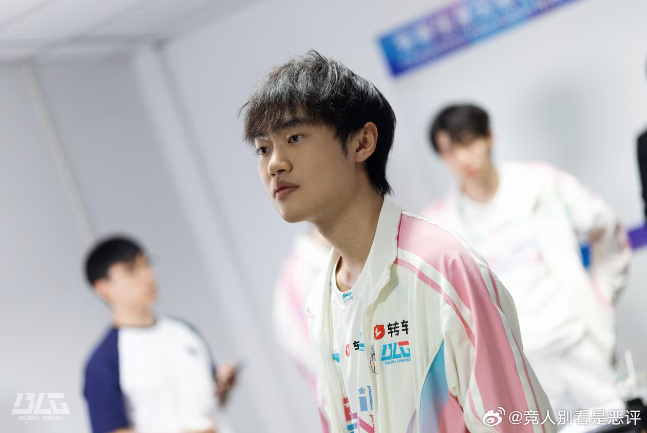 12319 我阿姨睫毛好长好美啊媚得我想哭