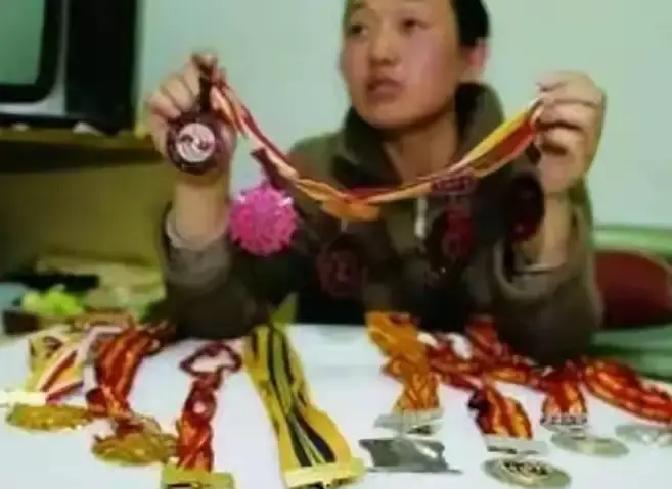 她为国拿下9枚金牌，却被黑心教练下药终身不育，如今终苦尽甘来。

主要信源：（荔