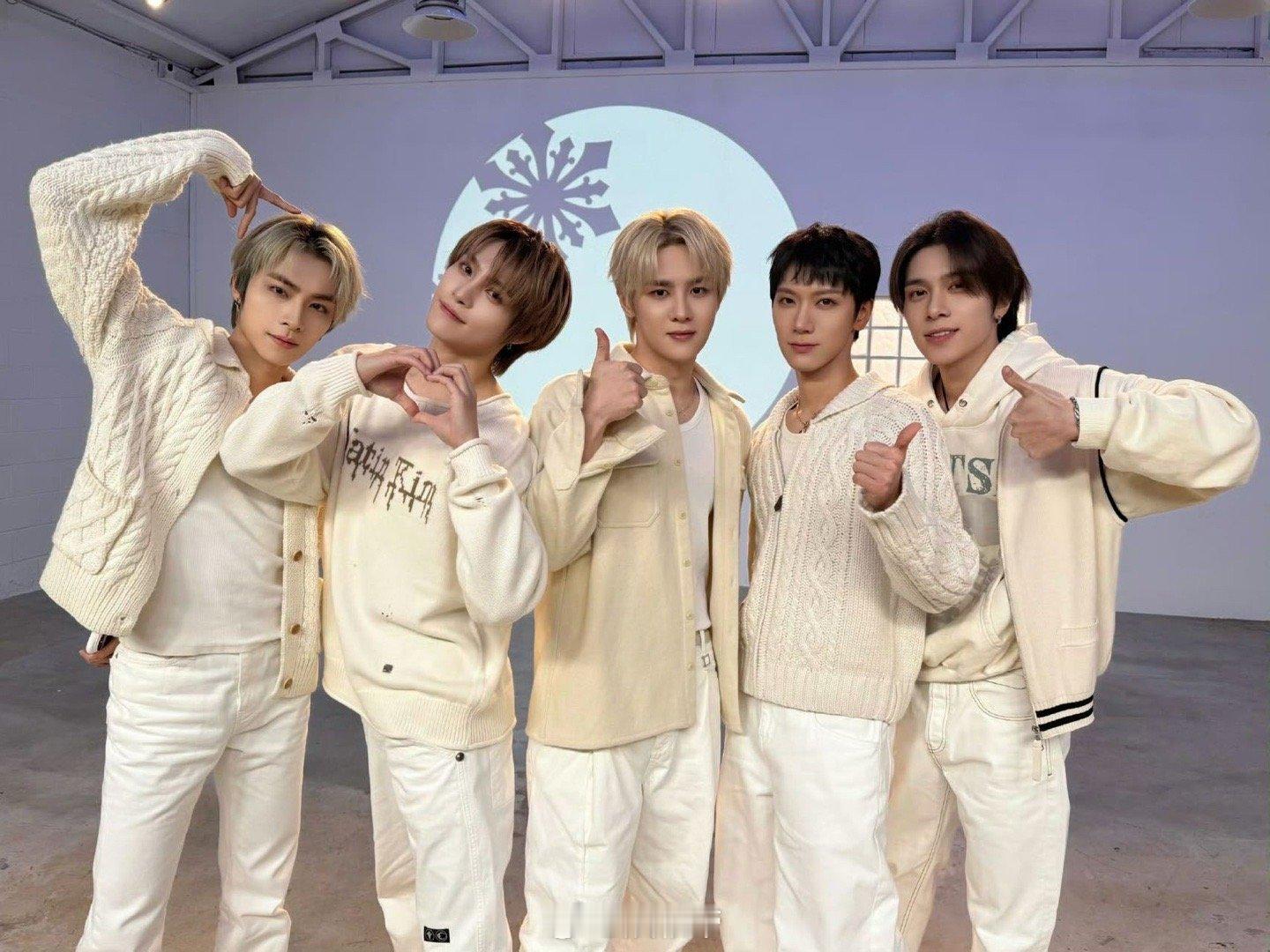 威神V春晚还没播后台就跳上了浙江卫视春晚 还没看到正式舞台，先被后台的随机舞蹈串