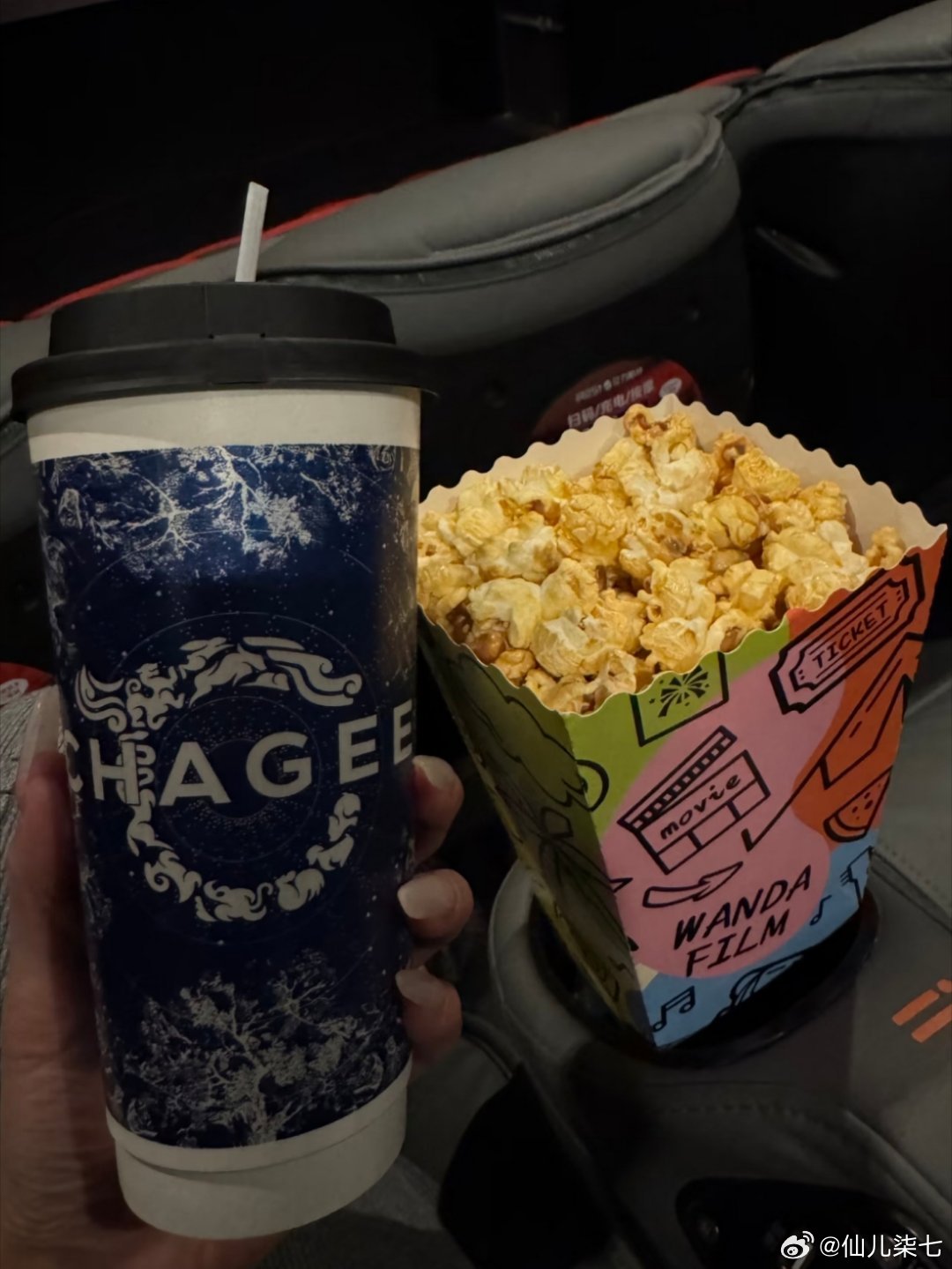 在电影院要小心自己的喝的，公共场所一定不要让食品离开自己的视线，我一般喜欢一个人